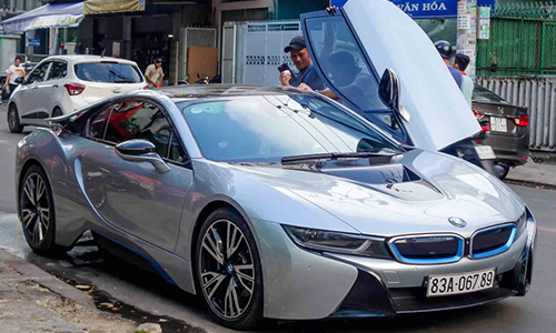 Thiếu gia vé số Sóc Trăng "cưỡi" siêu xe BMW i8 tại SG